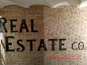 rotulacion letras sobre ladrillos real estate co